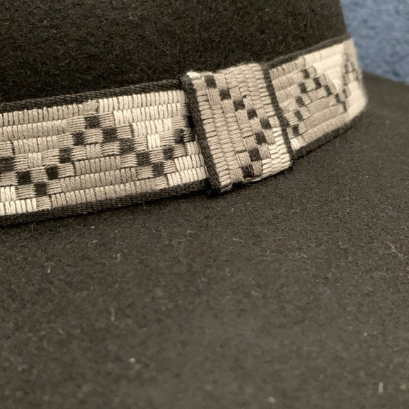 Universal Thread Hat - Picture 4 of 9